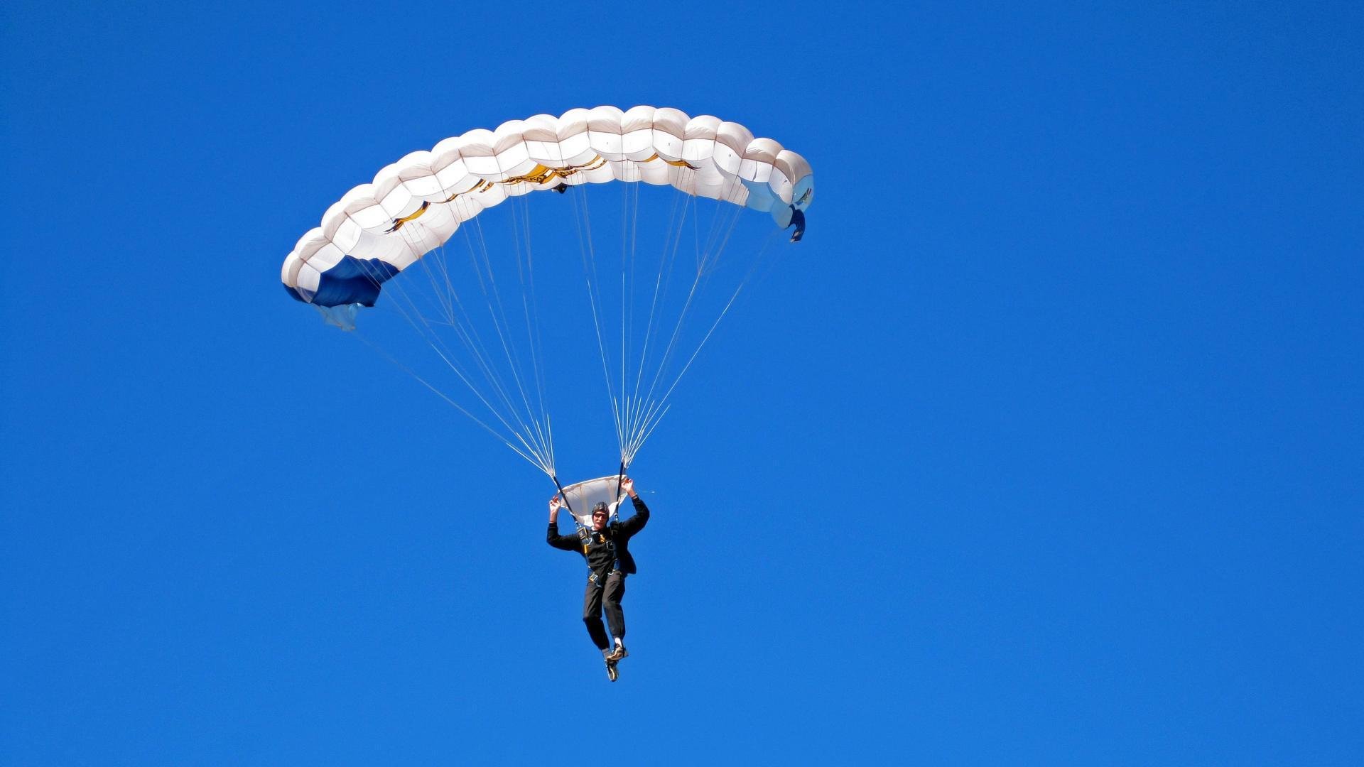 乌拉圭队后卫吉梅内斯在巴黎奥运会上表现出色，乌拉圭 吉梅内斯